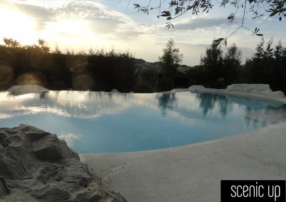 La piscina naturale Acqualibera si integra alla perfezione con l'ambiente naturale circostante, è costituita da una vasca principale dedicata alla balneazione e una minipiscina idromassaggio con cascata in roccia artificiale